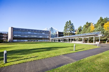 Rosenholmveien 25, der Samlerhuset holder til