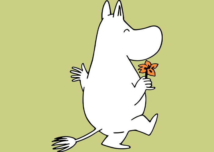 Mummitrollet holder en blomst og går glad fremover