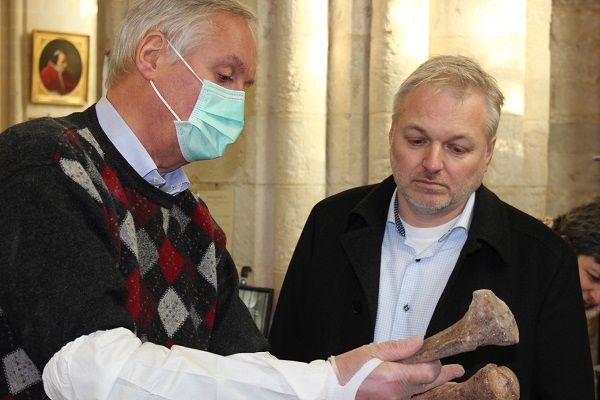 Ole Bjørn Fausa studerer skjelettet som ble funnet i en av de to gravene som ble studert.