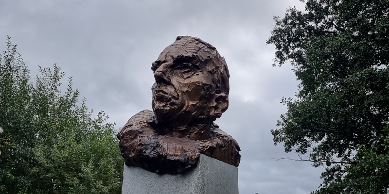 Amundsen-statue på Kolbotn