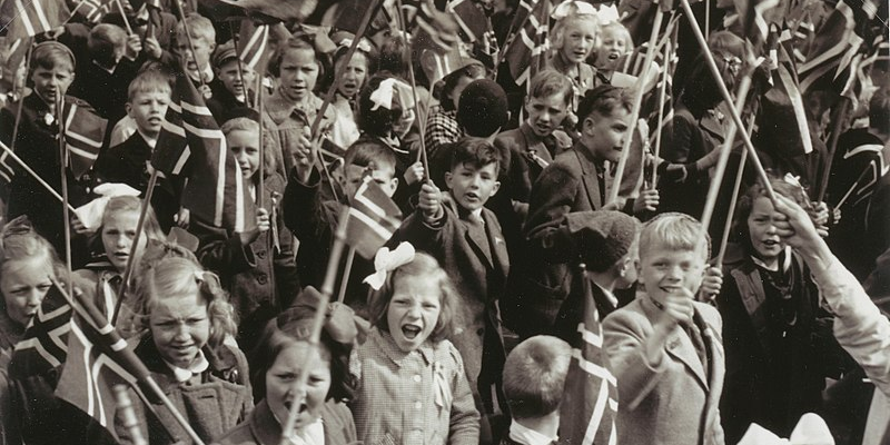 Barn som feirer frigjøring og 17. mai i Trondheim