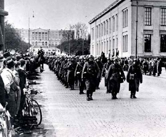 Tyskerne marsjerer oppover Karl Johans gate i 1940.