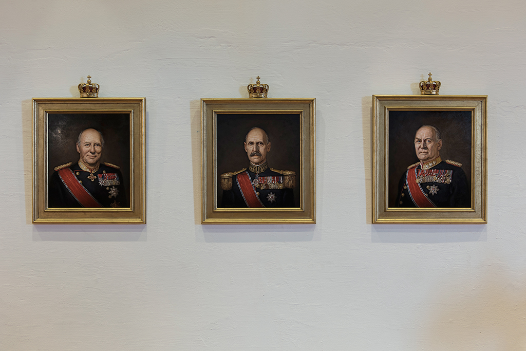 De tre frigjøringskongene henger på rad - Harald, Haakon og Olav