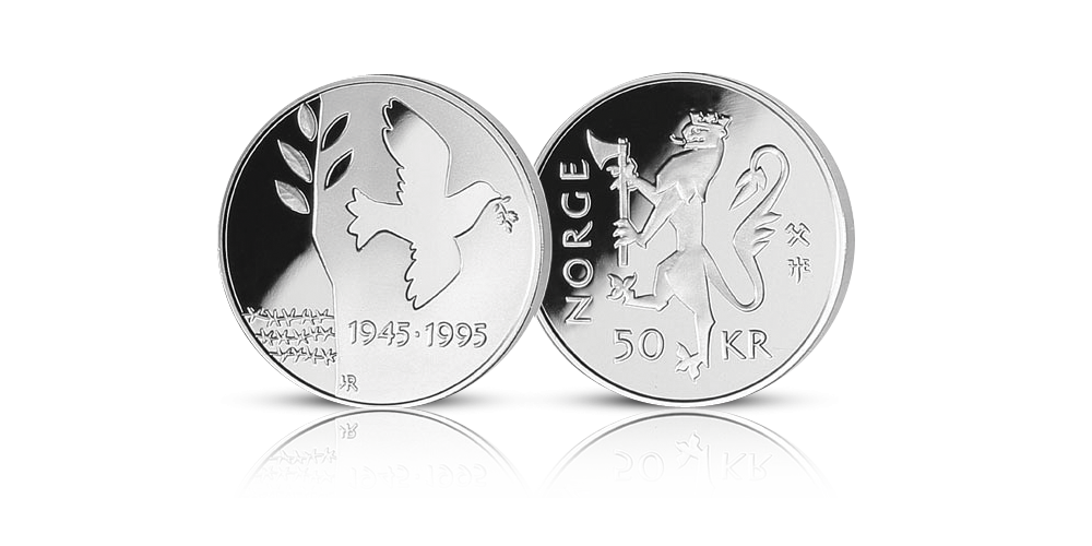 50 kroner Frigjøringen 1995. Advers side av minnemynten i sølv viser den Norske Løve og har skriften Norge, 50 Kr. Revers side av minnemynten i sølv viser nederst i venstre bue motiv av piggtrådgjerde som skal symbolisere krig og ufrihet, mens høyre side har motiv av en fri due som skal symbolisere 50 år med fred.