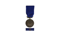Frihetsmedaljen 1945 og medfølgende båndstripe