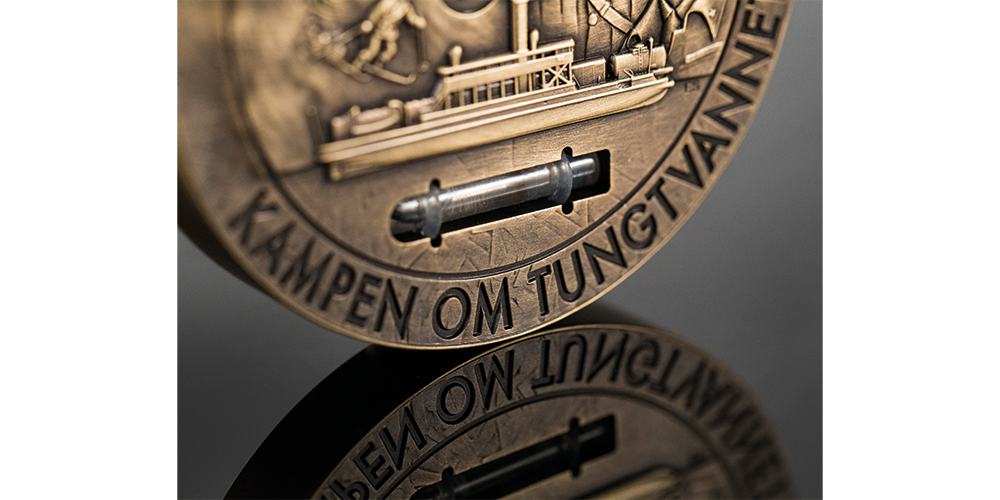 Tungtvannsampule plassert i gigantmedaljen
